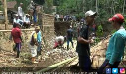 Tolong, Banjir Bandang Hancurkan Lima Jembatan di Sini - JPNN.com