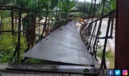 Jembatan Gantung Putus, 12 Warga Labuhanbatu Terseret Banjir - JPNN.com