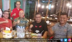 Kala Hasto dan Yasonna Habiskan Malam dengan 80 Durian - JPNN.com