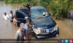 Evakuasi Mobdin Camat Terseret Banjir Habiskan Waktu 5 Jam - JPNN.com
