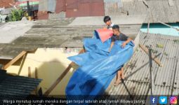 3000 Asbes dan 1000 Terpal Untuk Korban Puting Beliung Bogor - JPNN.com