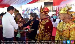 Jokowi Menyerahkan 6.000 Sertifikat Tanah di Jambi - JPNN.com