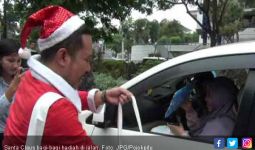 Hohoho, Lima Santa Claus Bagi Hadiah di Surabaya - JPNN.com