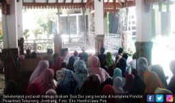 Peziarah Makam Gus Dur tak Hanya dari Jawa tapi juga Aceh - JPNN.com
