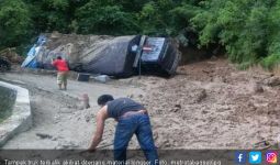 3 Kendaraan Tertimpa Material Longsor di Jembatan Siduadua - JPNN.com