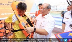 Jelang Nataru, Pelni Kembali Bagikan Life Jacket di Manado - JPNN.com