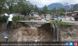 Jembatan Jamur Ujung Ambruk, Lalu Lintas Wih Pesam Dialihkan - JPNN.com