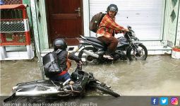 Lagi - Lagi Luapan Kali Buntung Bikin Banjir - JPNN.com