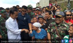 Jokowi Jabat Tangan Korban Tsunami Selat Sunda - JPNN.com