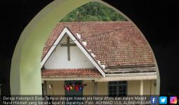 Di Desa Tempur, Masjid dan Gereja Berhadapan, Jarak 5 Meter - JPNN.com