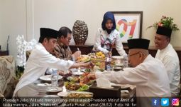 Sedap, Jokowi Makan Siang di Rumah Kiai Ma'ruf Amin - JPNN.com