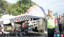 Truk Terguling di Tol Cikampek, Arus Lalu Lintas Tersendat - JPNN.com