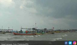 Gelombang Tinggi, Nelayan Pilih tak Melaut - JPNN.com