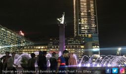 Diguyur Hujan, Pesta Tahun Baru di Bundaran HI Tetap Meriah - JPNN.com