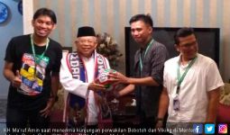 Selempang Bobotoh Jokowi untuk Abah Berbalas Bola KMA - JPNN.com