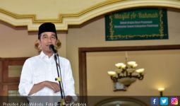 Jokowi Bagikan Ratusan Sertifikat Tanah Wakaf di Ponorogo - JPNN.com