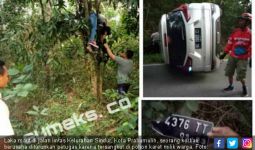 Tabrakan, Mobil Terguling, 1 Tewas, 1 Tersangkut di Pohon - JPNN.com