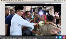 Ibu Tua ini Dekap Tangan Jokowi, dan... - JPNN.com