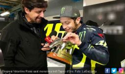 Boncos di MotoGP 2018, Rossi Santai Terima Trofi Pecundang - JPNN.com