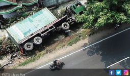 Tak Bisa Direm, Truk Nyemplung ke Sungai - JPNN.com