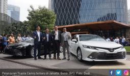 Toyota Camry Terbaru Resmi Mengaspal, Hampir Rp 1 Miliar - JPNN.com