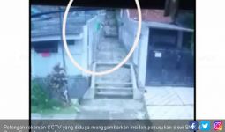 Beredar Rekaman CCTV Penusukan Siswi SMK di Bogor, Lihat - JPNN.com