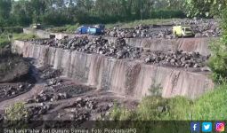 Banjir Lahar Semeru Sisakan Batu-batu Besar di Tengah Jalan - JPNN.com