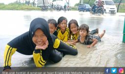 Jalan Meikarta Banjir Dimanfaatkan Warga untuk Tangkap Ikan - JPNN.com