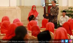 Suara Bergetar, Bu Guru Honorer Curhat ke Presiden Jokowi - JPNN.com