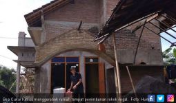 Bea Cukai Kudus Gerebek Rumah Penimbunan Rokok Ilegal - JPNN.com