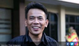 Istri Antarkan Kue Ulang Tahun ke Sel Aris Idol - JPNN.com