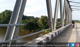 Keterlaluan, Maling Sontoloyo Curi Besi Pembatas Jembatan - JPNN.com