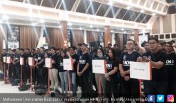 Mahasiswa KKN Ikut Membersihkan Sungai Citarum, Keren! - JPNN.com