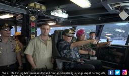 Lomban - Pangemanan Mengunjungi Kapal Perang AS - JPNN.com