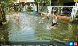 Banjir Makin Meluas, Warga Tutup Jalan - JPNN.com