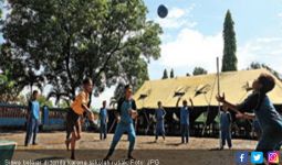 Sekolah Ambruk, Siswa Terpaksa Belajar di Tenda - JPNN.com