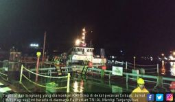 KRI Silea 858 Amankan Tongkang Bermuatan 3.600 KL BBM - JPNN.com