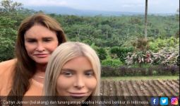 Berlibur di Indonesia, Ayah Kendall Jenner Foto Bareng Tunangan di Sawah - JPNN.com