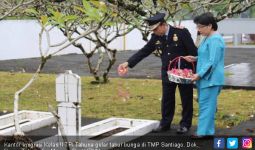 Peringati HBI, Kanim Tahuna Tabur Bunga di Makam Santiago - JPNN.com