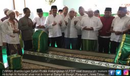 Jaga Adat, Hasto dan Djarot Ziarahi Makam Habib Kramat - JPNN.com