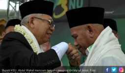 Pak Bupati Mencium Tangan Kiai Ma’ruf Amin - JPNN.com