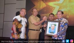 Pemimpin Inspiratif, Lomban Raih Penghargaan MP Awards 2019 - JPNN.com