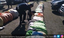 Bea Cukai Kalbar Gagalkan Penyelundupan Pakaian Bekas dari Perbatasan Malaysia - JPNN.com