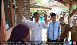 Top! Jokowi Menyalakan Saklar Listrik di Rumah Warga - JPNN.com