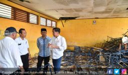 Jokowi Pastikan SMPN 1 Muara Gembong Segera Direnovasi - JPNN.com
