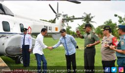 Naik Heli Tembus Hujan Deras, Jokowi Ikut Panen Raya Udang di Muara Gembong - JPNN.com