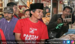 Blusukan di Jember, Sekjen PSI Pakai Kaus ' Partai Satu Istri ' - JPNN.com