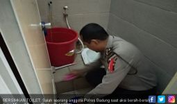 Viral!! Anggota Polisi di Bali Ini Disuruh Bersihkan Toilet - JPNN.com