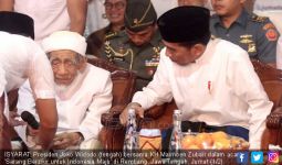 Kenangan Presiden Jokowi Masuk Kamar Mbah Moen dan Salat Magrib Bersama - JPNN.com