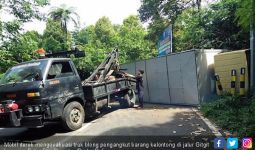 Ngeri! Rem Blong, Mobil Boks Tabrak Tebing, Lalu…. - JPNN.com
